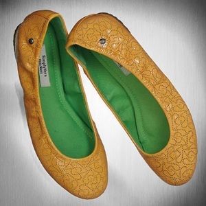 Vera Wang Yellow Flats